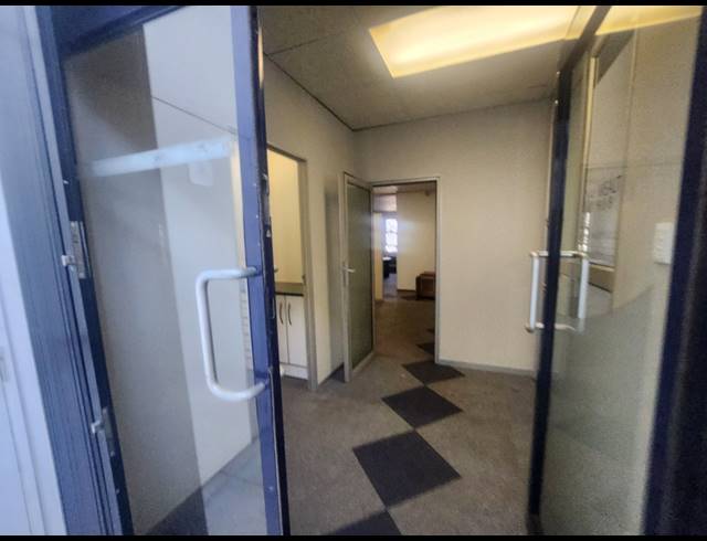 170M² OFFICE TO LET IN VORNA VALLEY